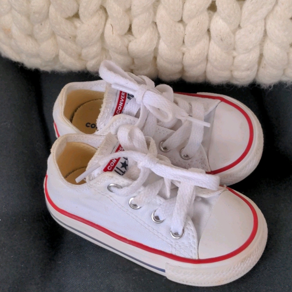 Toddler size 5 white classic converse - Picture 3 of 4